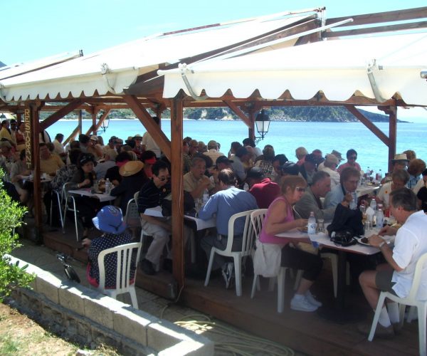 Himara-dining-by-the-sea